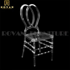 Caurspīdīgi Butterfly Back Resin kāzu krēsli